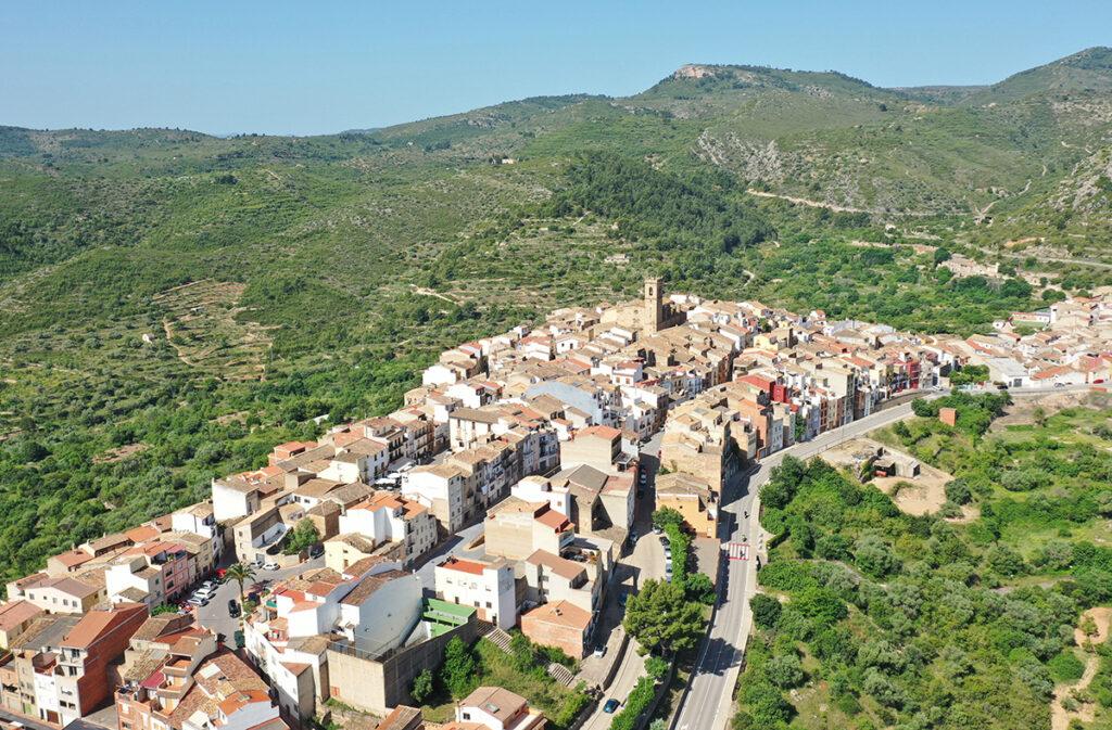 Vista aérea de pueblo rural donde se desarrollan proyectos y noticias locales